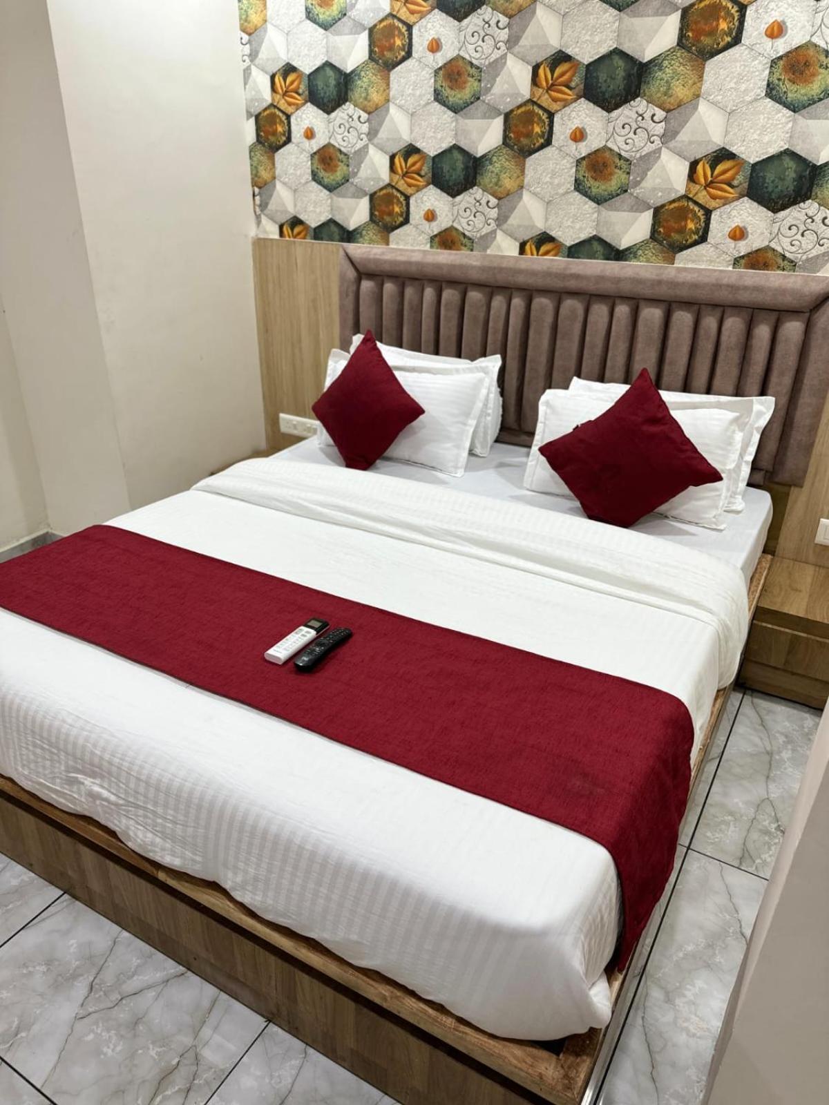 Hotel Alpine Ahmedabad Eksteriør billede